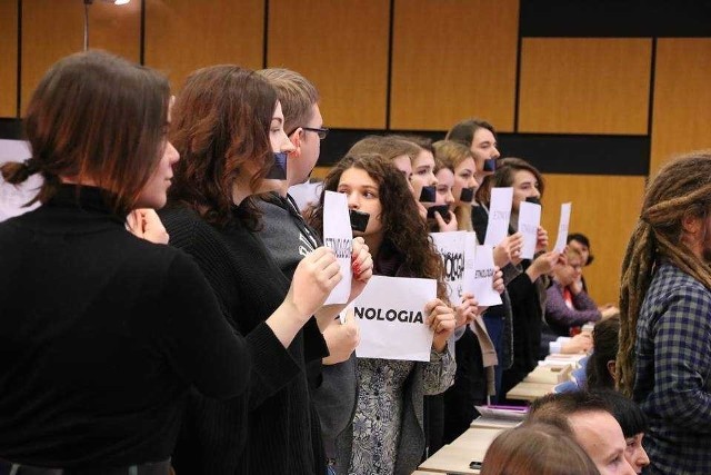 W trakcie przemówienia wicepremiera Jarosława Gowina na UAM miał miejsce niemy protest w obronie etnologii i antropologii.