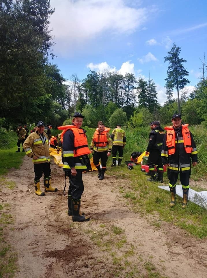  W Białobrzegach nad Pilicą strażacy z regionu ćwiczyli na wypadek powodzi. Było podwyższanie wału i ratowanie nieprzytomnego wędkarza