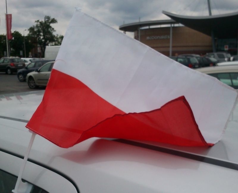 Flaga biało-czerwona przyczepiona do szyby auta to coraz...
