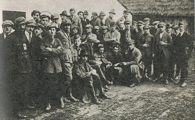 Oddział Dywersyjny kpt. Tadeusza Puszczyńskiego ps. Wawelberg w III powstaniu śląskim. Fotografia wykonana w Pyskowicach w końcu czerwca 1921. Siedzą od lewej: 2 Stefan Mańkowski (z odkrytą głową), 3 Michał Kaczorowski (w czapce), 4. Tadeusz Puszczyński (w kapeluszu). Stoją w I rzędzie od lewej: 1 Stanisław Sachs (z latarką na piersi), 2 Tadeusz de Nisau, 4 Bohdan de Nisau. Stoją w I rzędzie od prawej: 4 Stanisław Baczyński (w czapce nieco wyższy), 5 Dobiesław Damięcki (z rozwichrzoną czupryną). W II rzędzie od lewej 4 Stanisław Dubois (daszek czapki obrócony w lewo), W II rzędzie od prawej: Kazimierz Kuszel (z papierosem), W III rzędzie od lewej 5 Stanisław Leśniewski.