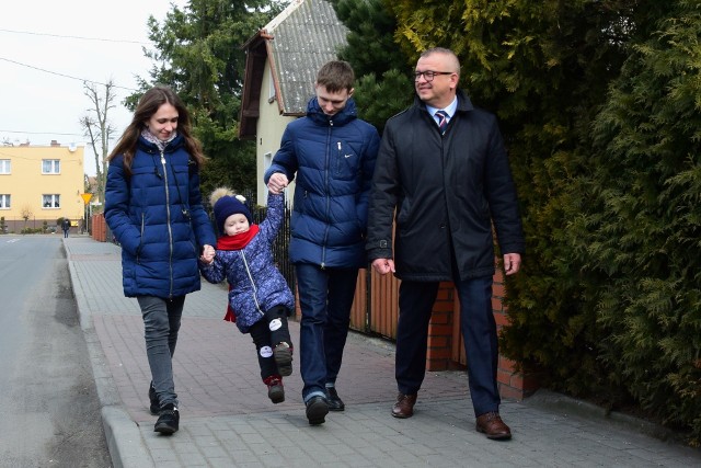 Migawka z wiosny 2018 roku. Karolina, Wiktor i ich 4-letnia córka Emilka w trakcie spaceru z ówczesnym burmistrzem Adamem Roszakiem