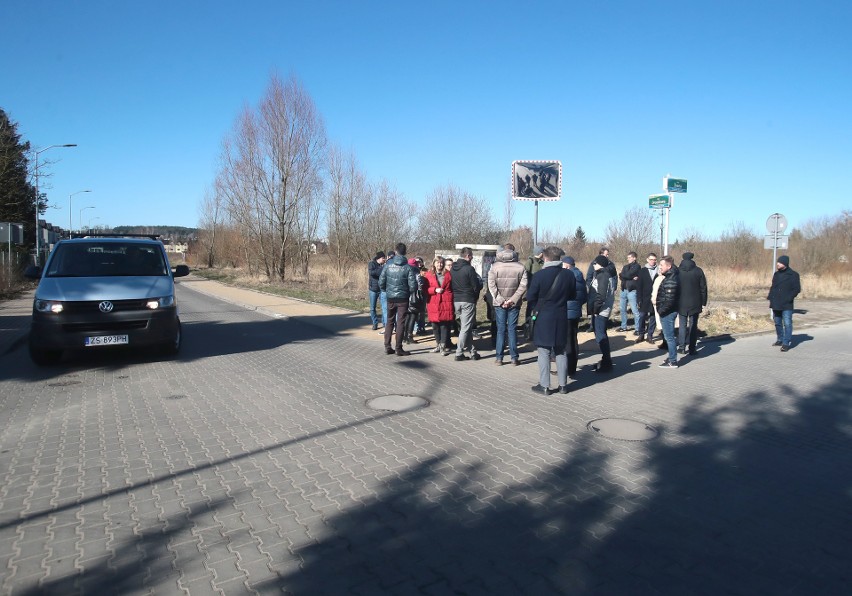 Problemy mieszańców Krzekowa. Po wizycie radnych jest światełko w tunelu. Ulica Żyzna będzie bezpieczna?