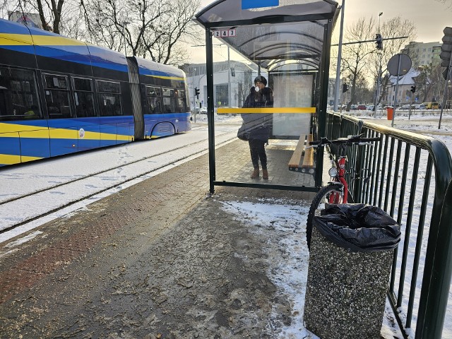 Na szczęście nie ze wszystkich przystanków skradziono stelaże do śmietników