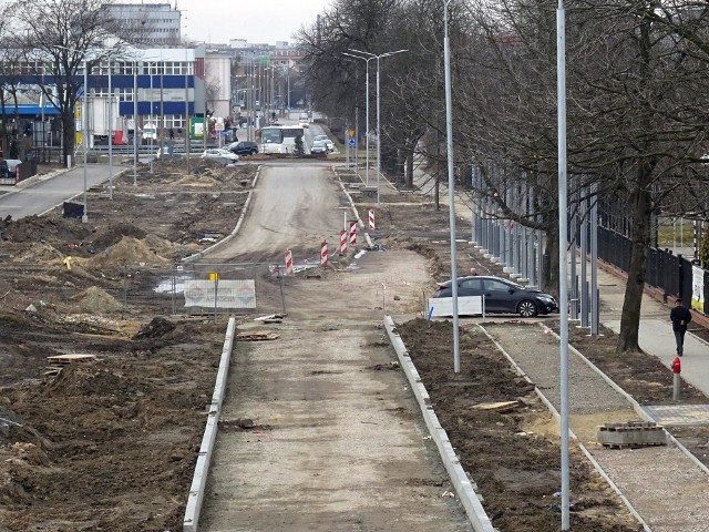 Przy ulicy Beliny - Prażmowskiego są już krawężniki, układane są chodniki. Stoją też słupy pod ekrany przy szkole.