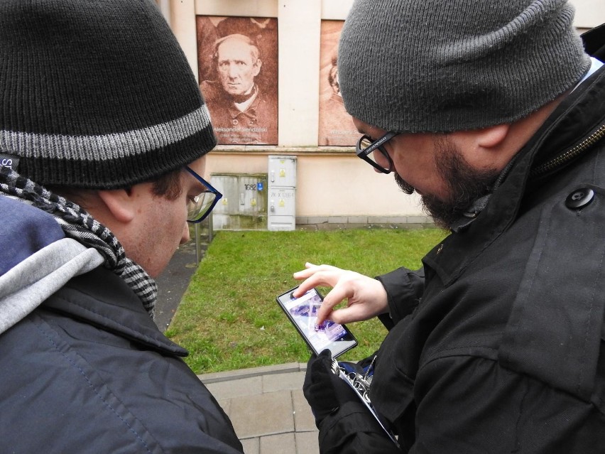 Marek Rubaszewski pokazuje na mapie granice działek.