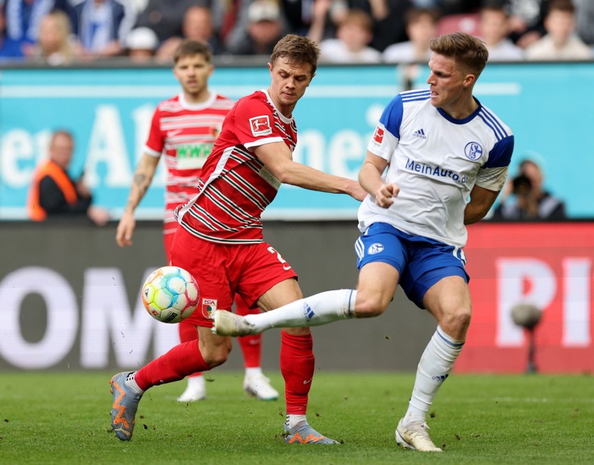 Robert Gumny walczy o piłkę w meczu z Schalke