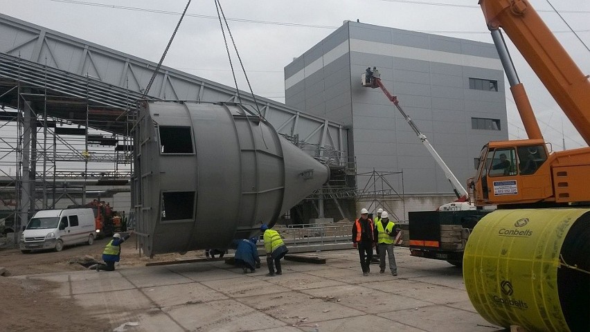 Gigantyczny transport do Elektrowni Kozienice. Ogromne zbiorniki jechały do Świerży Górnych trzy dni