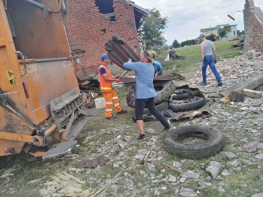 Członkowie opolskiego PiS podczas prac w Landzmierzu.