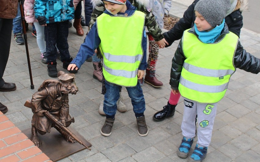 Rzeźby królików w Gnieźnie wzbudzają spore zainteresowanie...
