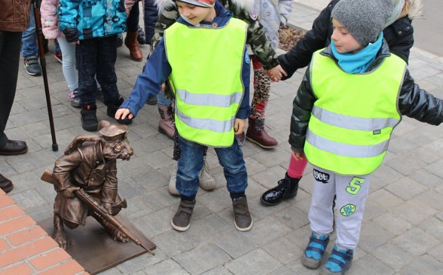 Rzeźby królików w Gnieźnie wzbudzają spore zainteresowanie wśród mieszkańcow