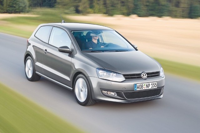 Volkswagen polo najlepiej sprawdzi się podczas jazdy w mieście. Na uwagę zasługuje niewielkie zużycie paliwa w tym aucie.