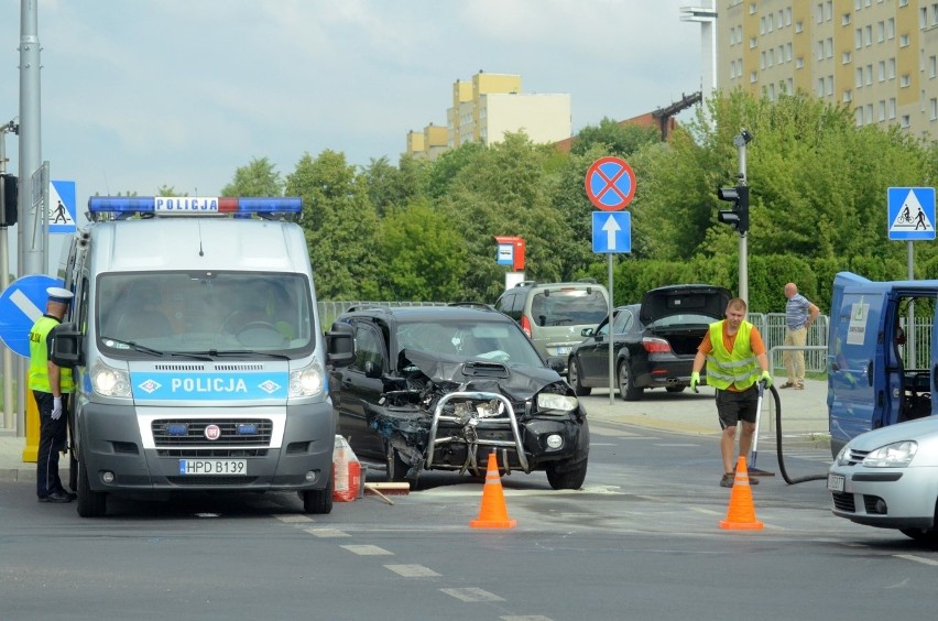 Wypadek na Zelwerowicza. Zderzenie toyoty z samochodem nauki jazdy. Ranni