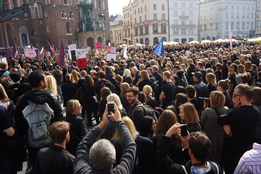 Czarny protest na Rynku Głównym w Krakowie. "Piekło kobiet trwa" [ZDJĘCIA, WIDEO]