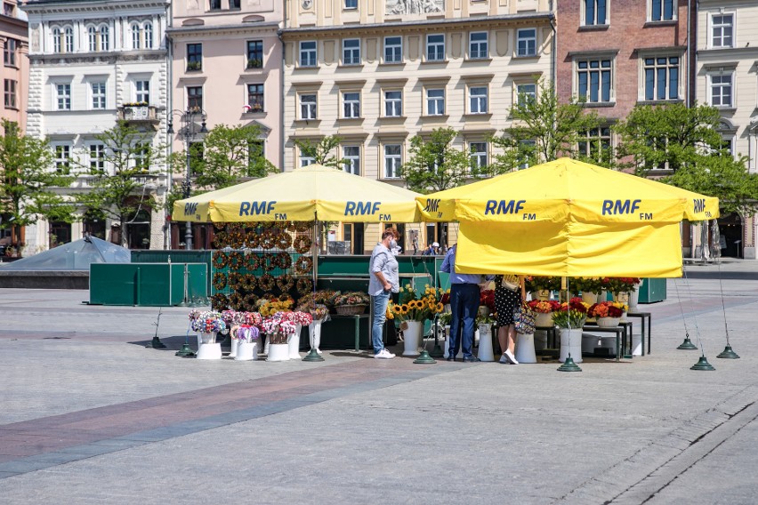 Pierwsza krakowska kwiaciarka otworzyła swój stragan na Rynku Głównym! [ZDJĘCIA]