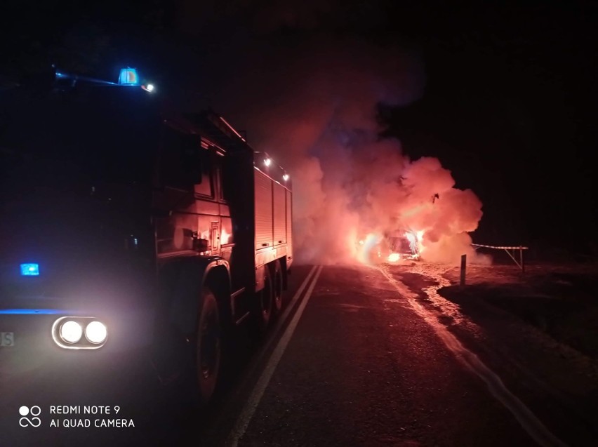Na drodze krajowej nr 28 w Cisowej w powiecie przemyskim spłonął hybrydowy lexus [ZDJĘCIA]