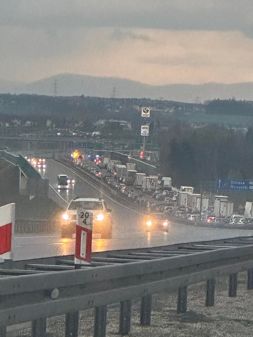 Wypadek na A1, przy zjeździe na Żory. Droga w stronę Gorzyczek zablokowana