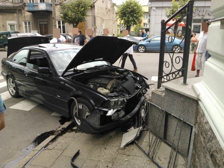 Augustów. Młody kierowca bmw spowodował wypadek (zdjęcia)