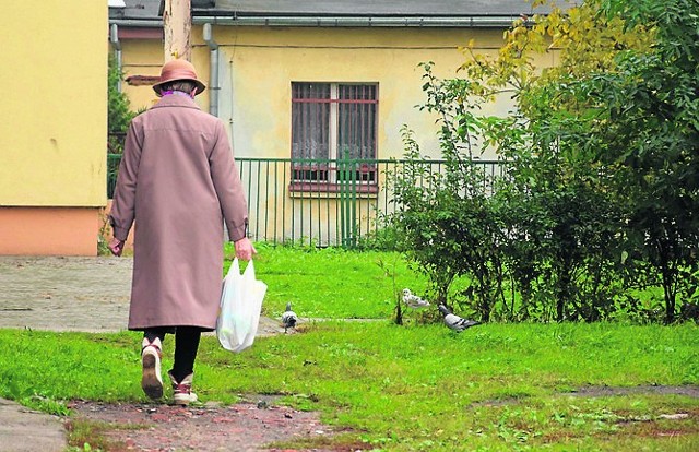 Ciało ok. 40 -letniego mężczyzny znaleziono w piątek rano przy ul. Dworcowej (na zdjęciu). Wstępnie wykluczono udział osób trzecich.