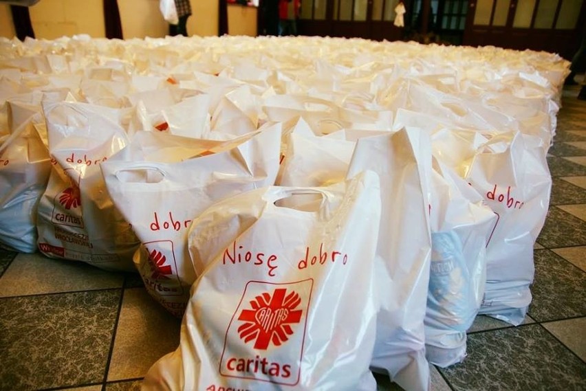 Caritas rozdała paczki dla dzieci i najuboższych.