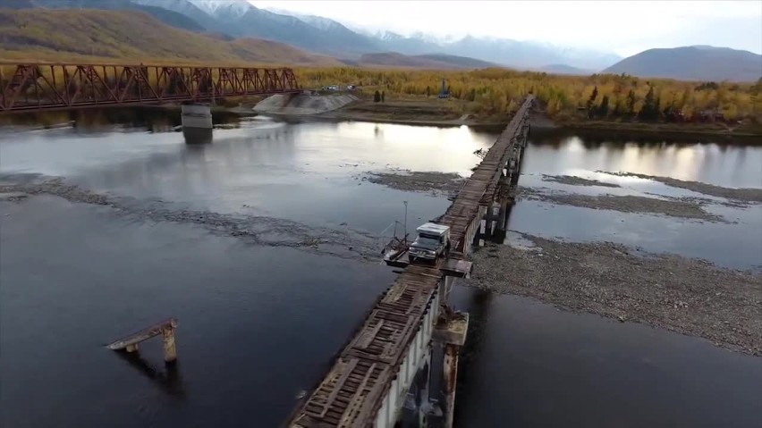 Najstraszniejszy most świata? Niezwykła przeprawa przez rzekę na Syberii