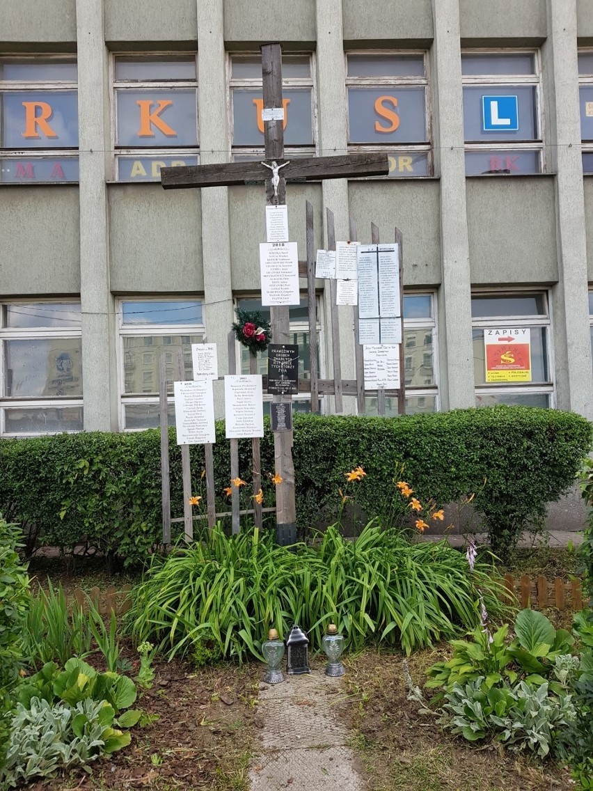Krzyż koło dworca PKP w Kielcach. Teren wokół niego porządkowali młodzi ludzie z Francji i Turcji. Dlaczego? [ZDJĘCIA]