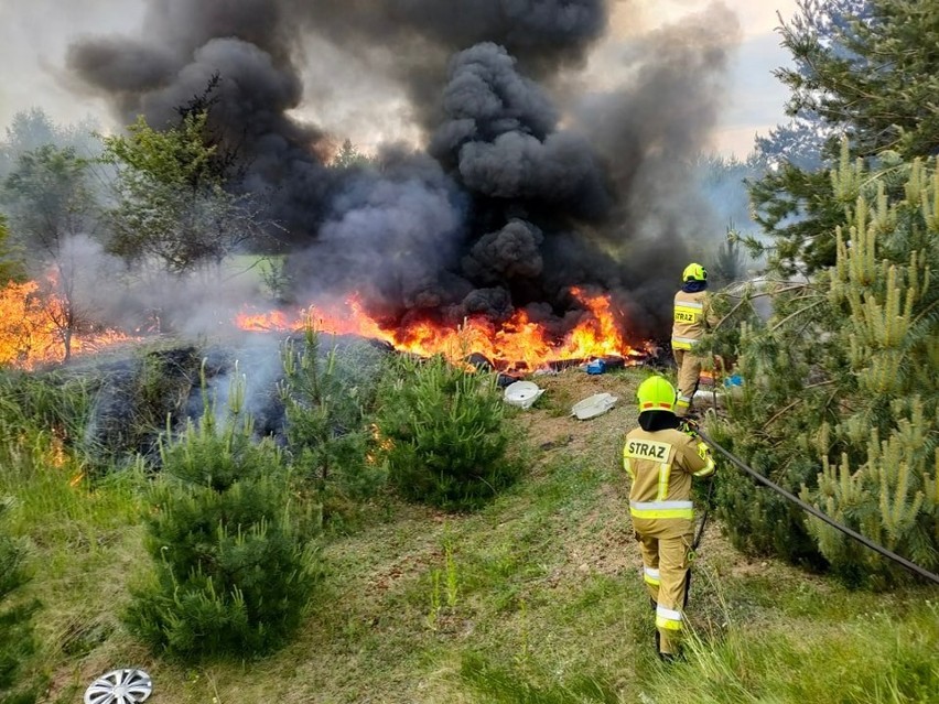 Pożar słomy i śmieci w miejscowości Guzów, w gminie Orońsko.