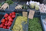 Ceny owoców i warzyw na targu w Stalowej Woli w piątek 22 lipca. Znikają truskawki, w ich miejsce królują czereśnie i wiśnie oraz bób