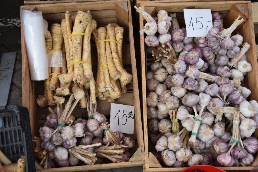 Takie ceny warzyw i owoców na giełdzie w Sandomierzu w sobotę 30 lipca. Na targu mnóstwo wiśni, śliwek, malin i arbuzów. Zobacz ile kosztują