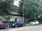 Brakuje miejsc parkingowych na ul. Zygmunta Augusta w Słupsku. Może w przyszłym roku znajdzie się rozwiązanie