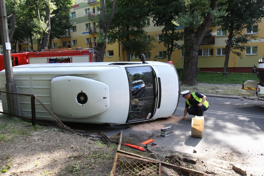 Wypadek na Hipotecznej. Bus potrącił pieszego i przewrócił się na bok [ZDJĘCIA+FILM]