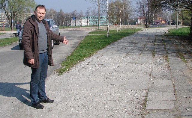 Radny Henryk Grzybek wiele razy upominał się o remont tego chodnika. Bezskutecznie