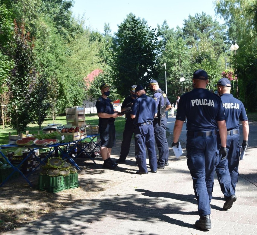 Kontrolowali plażowiczów we Władysławowie. Policja i sanepid przypominali o maseczkach i dystansie społecznym. Dali aż 100 upomnień!