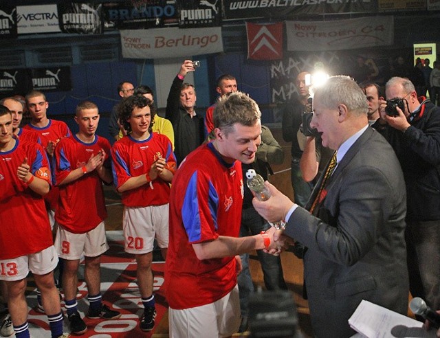 Drugi dzien pilkarskiego turnieju Amber Cup w hali Gryfia. W sobotnim meczu finalowym Trójkolorowi Slupsk (zespól oparty na graczach Gryfa 95) pokonali Forcars Slupsk 4:2. Zespól Polska Open (byli reprezentanci) wygral turniej gwiazd (wystąpili w nim znani pilkarze, aktorzy i muzycy) w meczu specjalnym pokonal Trójkolorowych 3:2.