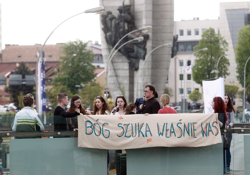 Odmówili litanię loretańską na okrągłej kładce i zapraszali na Festiwal Wiary