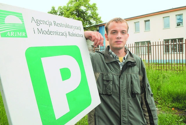 Bartosz Chylewski jest młodym rolnikiem. Czeka na unijną premię. Przeznaczy ją na zakup ciągnika.