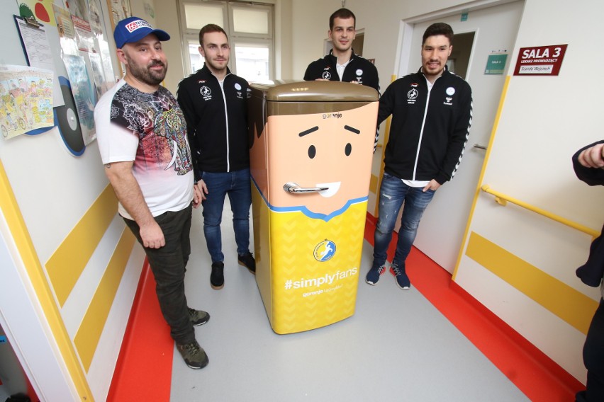 Piękny prezent - lodówka w barwach PGE VIVE Kielce, trafił do chorych dzieci w kieleckim szpitalu
