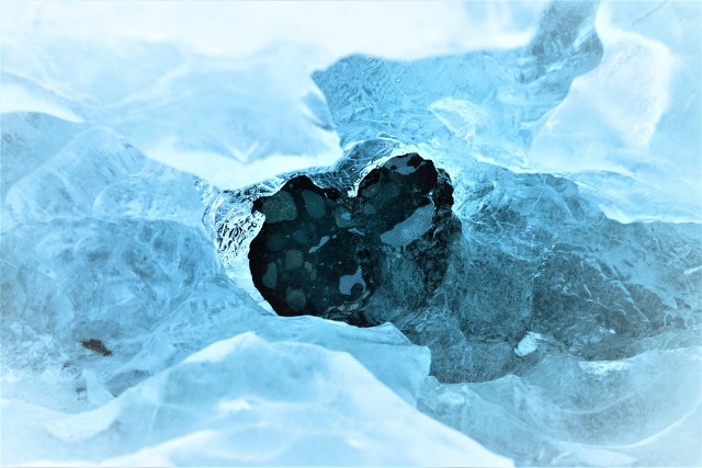 Wrzucając kawałek lodu do wywierconego otworu w lodowcu, słyszymy dziwne dźwięki. Skąd pochodzą?