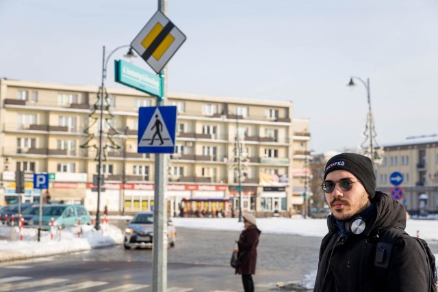 Ten znak powinien być zdjęty. Może mylić kierowców - mówi student Illia Tsalyk.