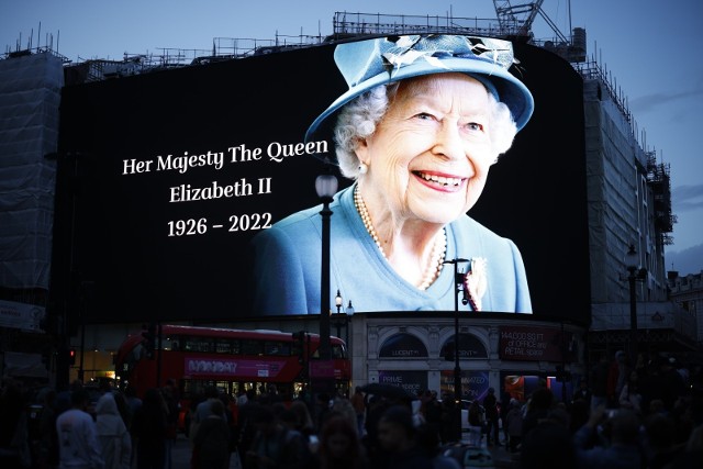Królowa Elżbieta II nie żyje. Najdłużej panująca brytyjska monarchini zmarła w czwartek na zamku Balmoral w wieku 96 lat. Informację o jej śmierci przekazał Pałac Buckingham.