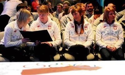Biathlonistki omawiają tekst przysięgi, który podczas ceremonii ślubowania w imieniu olimpijczyków wygłosiła Krystyna Pałka (z lewej) FOT. PAP/BARTŁOMIEJ ZBOROWSKI