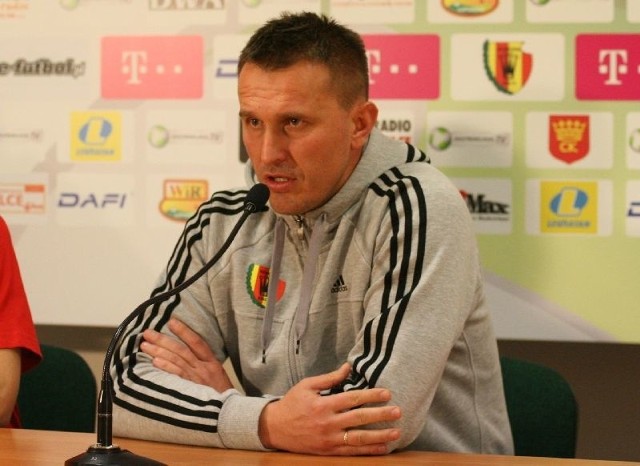Trener Korony Leszek Ojrzyński dobrze zna się z trenerem Polonii, ale w niedzielę w Warszawie obaj będą zaciekle walczyć o punkty.