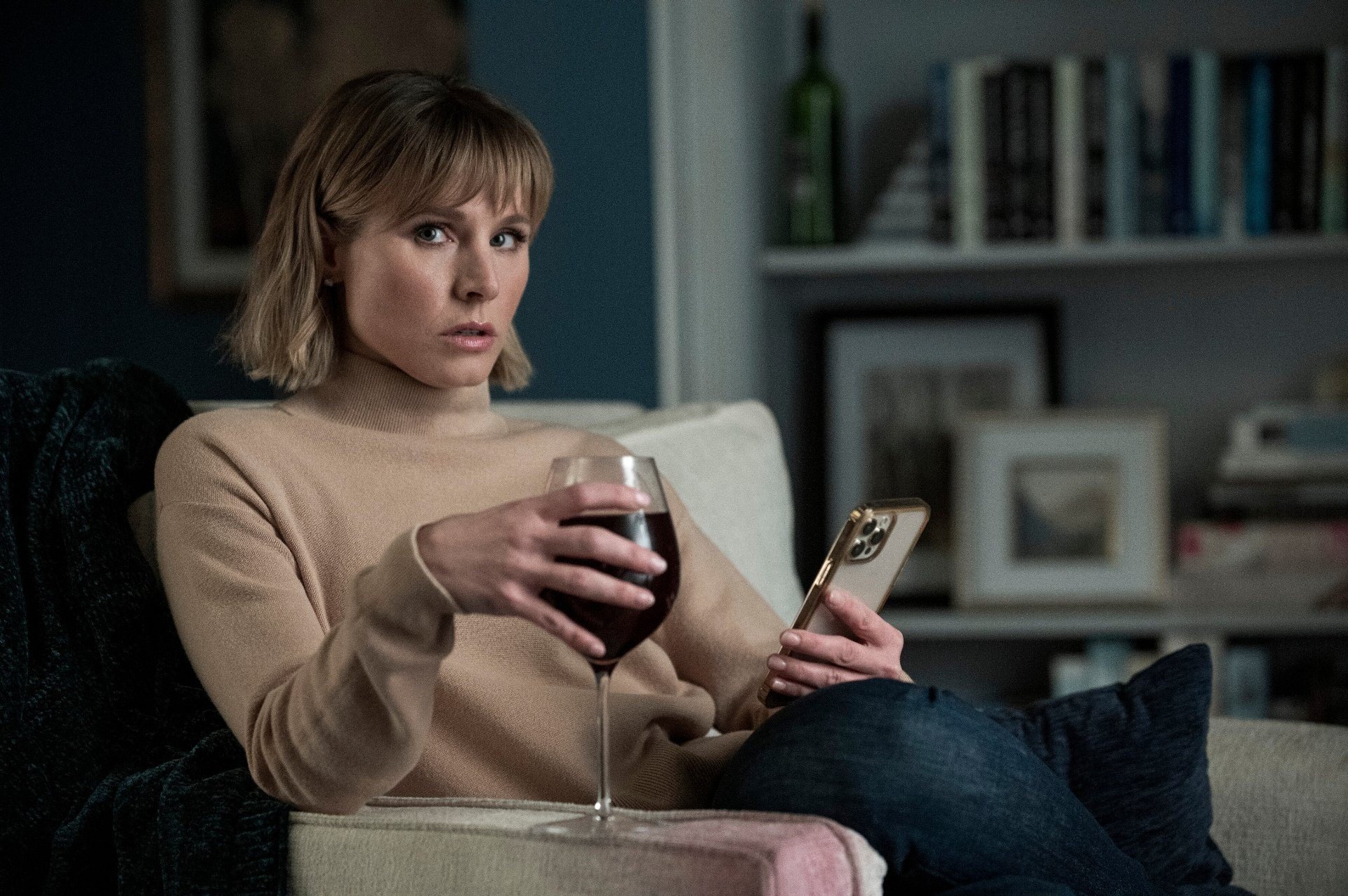 "Kobieta z domu naprzeciwko dziewczyny w oknie". Kristen Bell w nowej