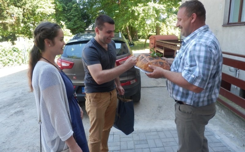 - Każdą rodzinę witamy chlebem i solą – mówi Piotr Nita,...