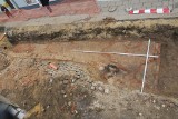 Średniowieczne mury miejskie odkryli archeolodzy na ulicy Piastowskiej w Nysie