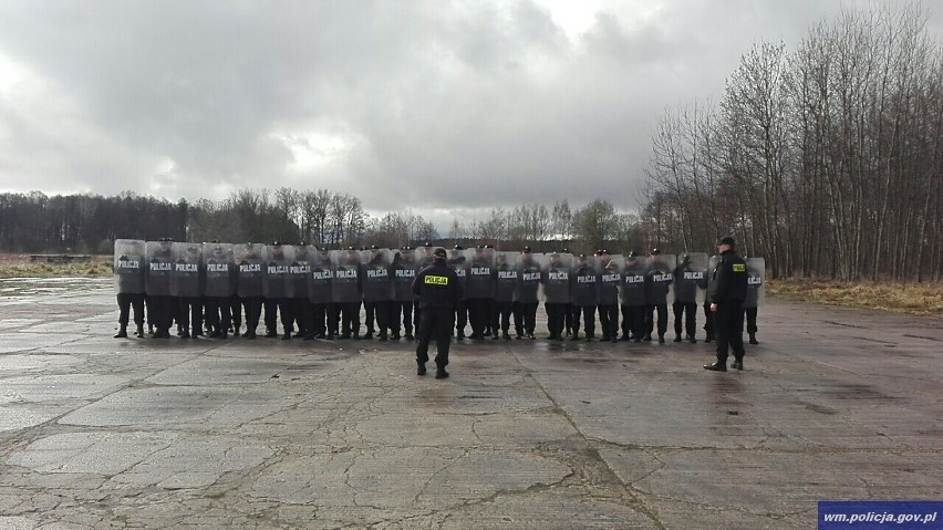 Żołnierze uczyli policjantów strzelać