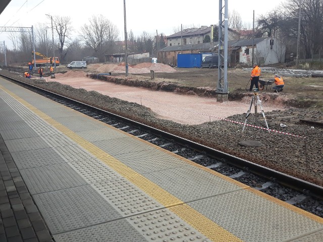Na stacji kolejowej w Radomiu trwa montaż nowych rozjazdów pod budowę serwisowni.