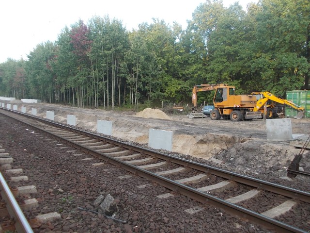 Nowy przystanek kolejowy powstaje w pobliżu ul. 11 Listopada, w wykopie, którym biegną tory z Łodzi do Zgierza.