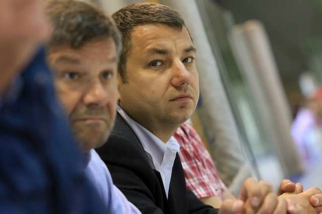 Bogdan Rozwadowski (z prawej) będzie ubiegać się o miejsce w zarządzie Polskiego Związku Hokeja na Lodzie