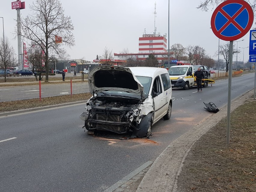 Wypadek na Alei Jana Pawła II. Kierowca zasłabł za kierownicą i uderzył w osobówkę [ZDJĘCIA]