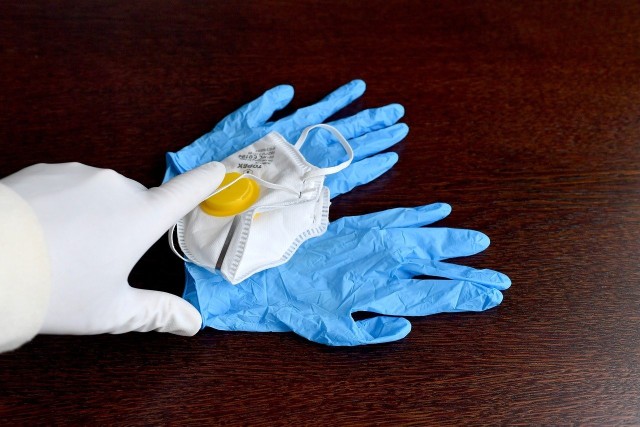 Zużyte materiały higieniczne, w tym ręczniki papierowe, papierowe maseczki czy zużyte rękawiczki gumowe, powinny trafić do kosza na odpady zmieszane.